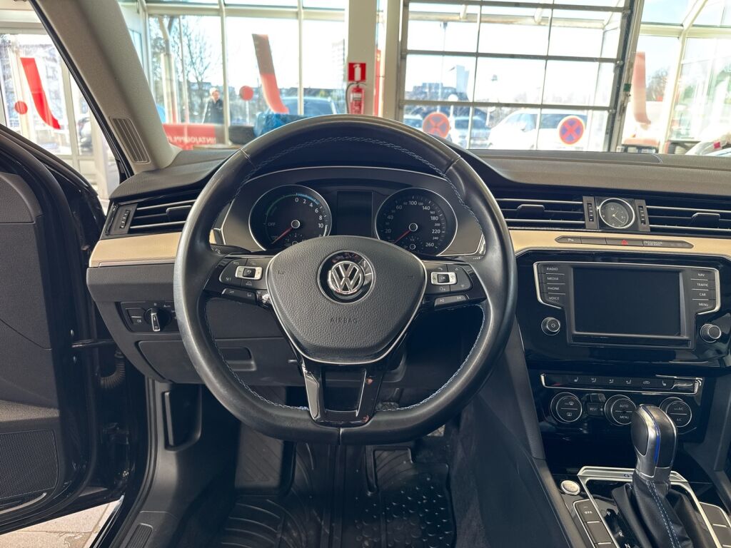 Volkswagen Passat 2017 Musta