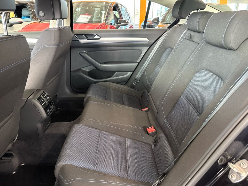 Volkswagen Passat 2017 Musta