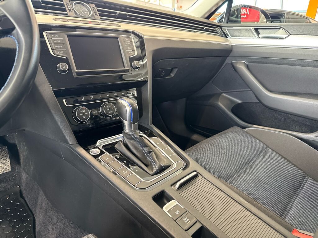 Volkswagen Passat 2017 Musta