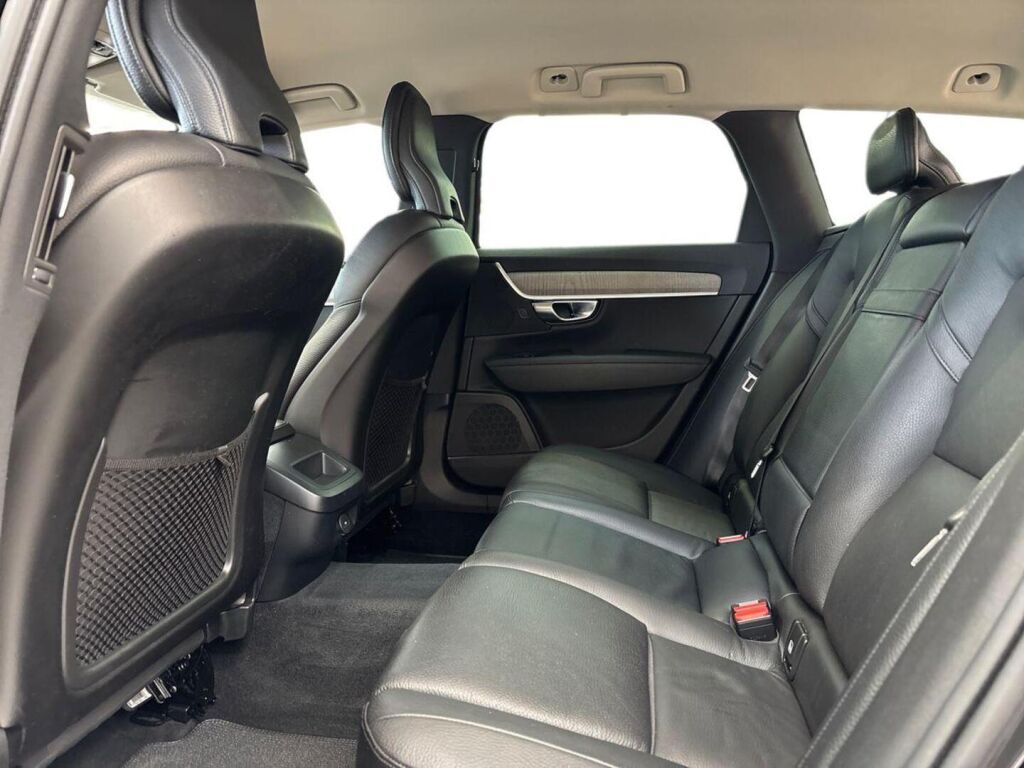 Volvo V90 Cross Country 2021 Musta