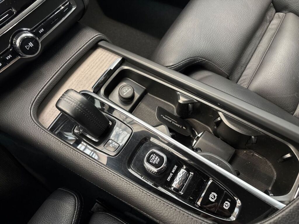 Volvo V90 Cross Country 2021 Musta