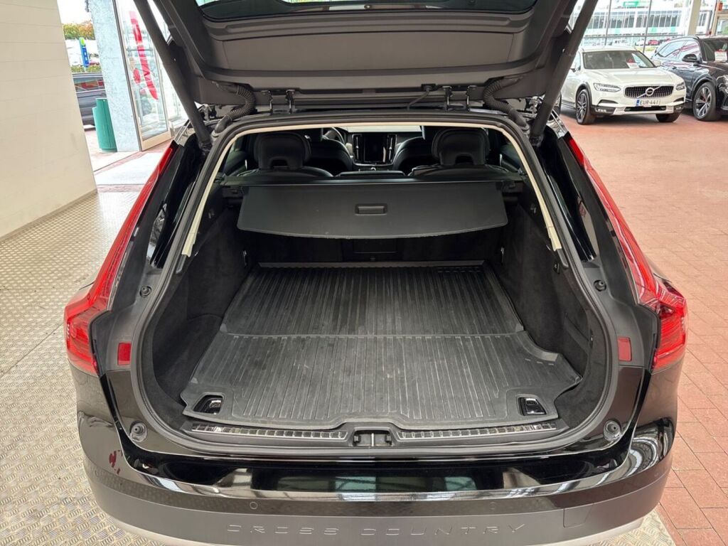 Volvo V90 Cross Country 2021 Musta