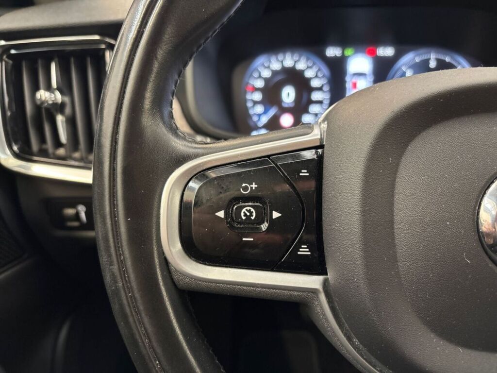 Volvo V90 Cross Country 2021 Musta