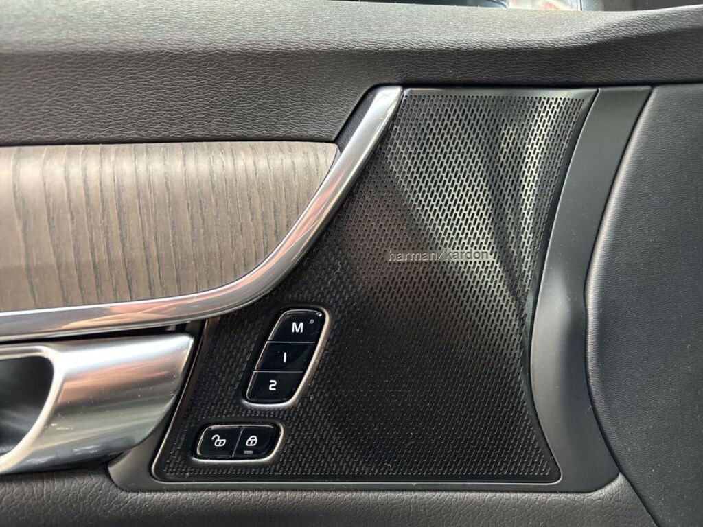 Volvo V90 Cross Country 2021 Musta
