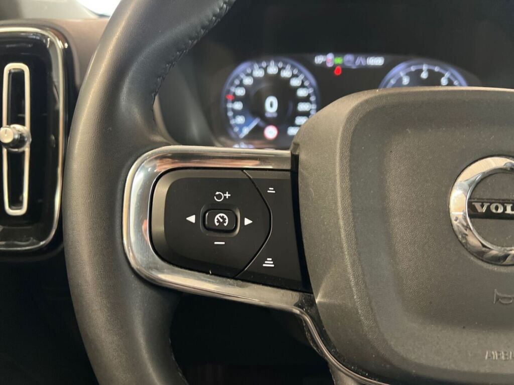 Volvo XC40 2021 Musta