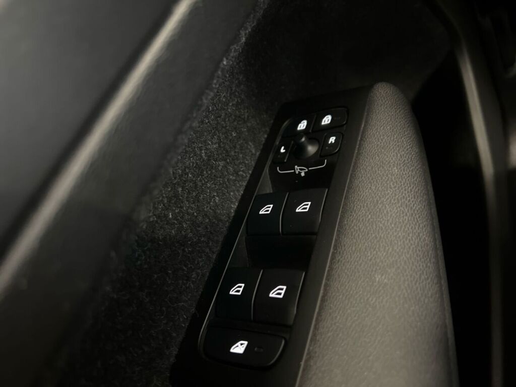 Volvo XC40 2021 Musta