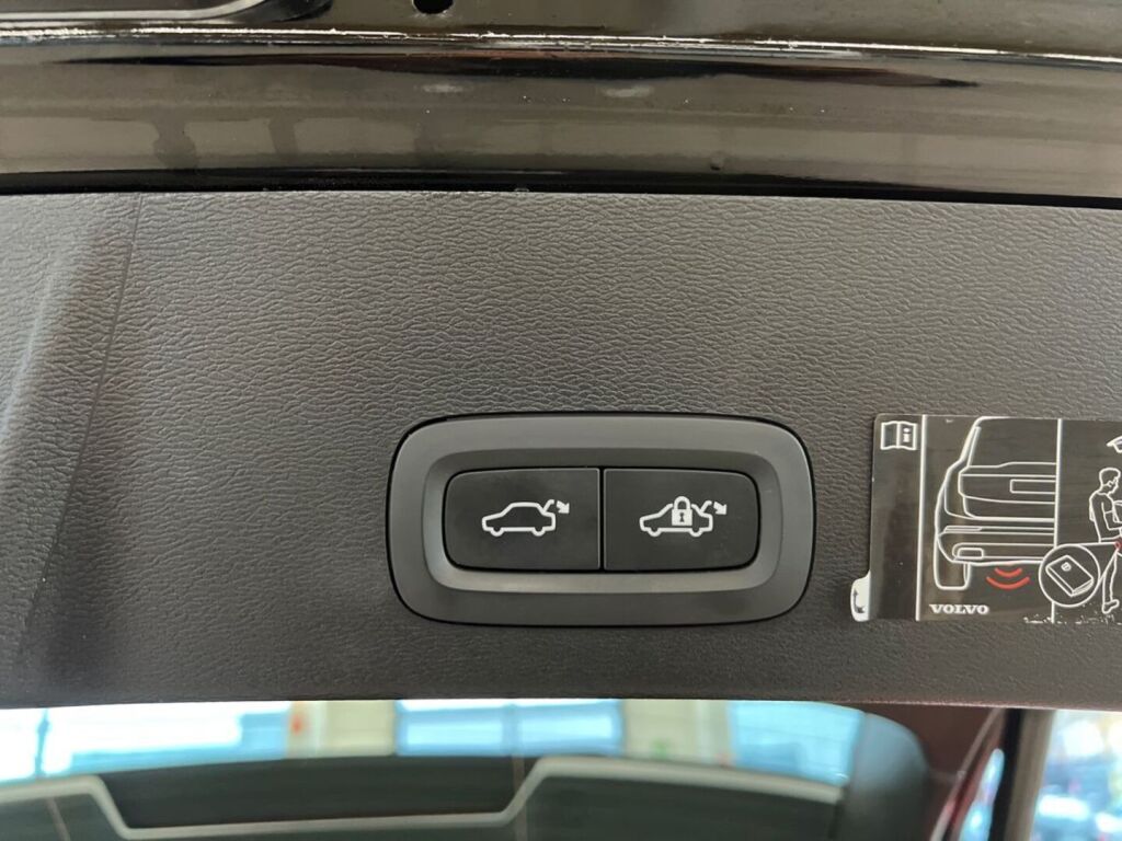 Volvo XC40 2021 Musta