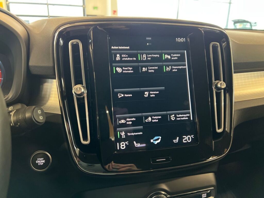 Volvo XC40 2021 Musta