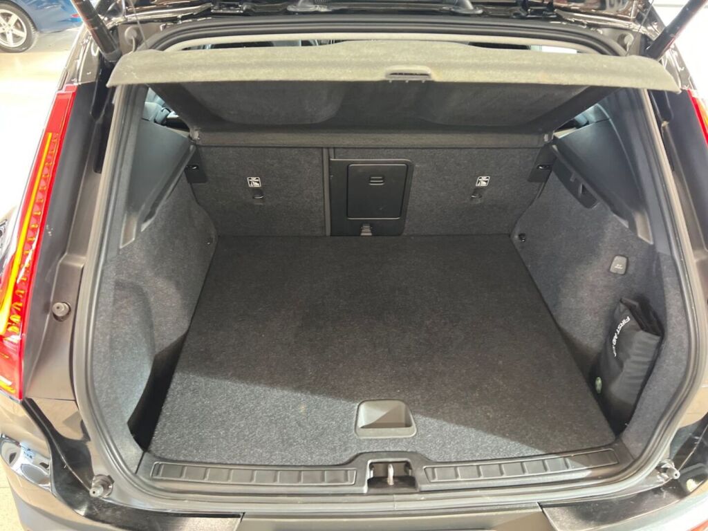 Volvo XC40 2021 Musta