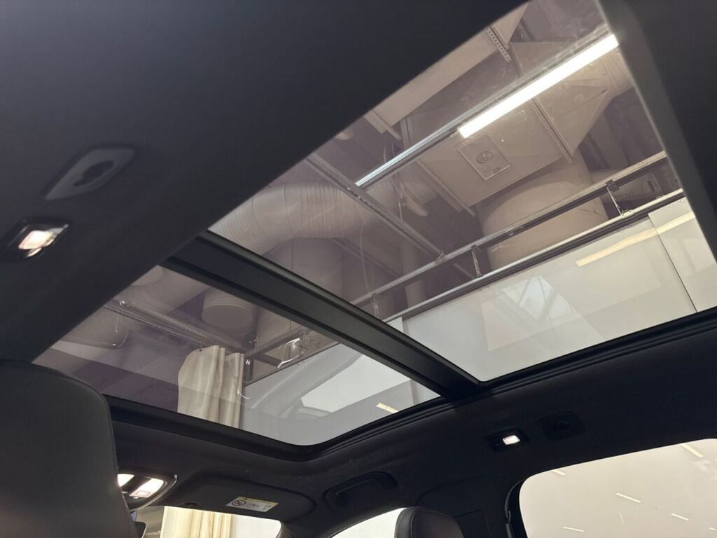 Volvo XC40 2022 Musta