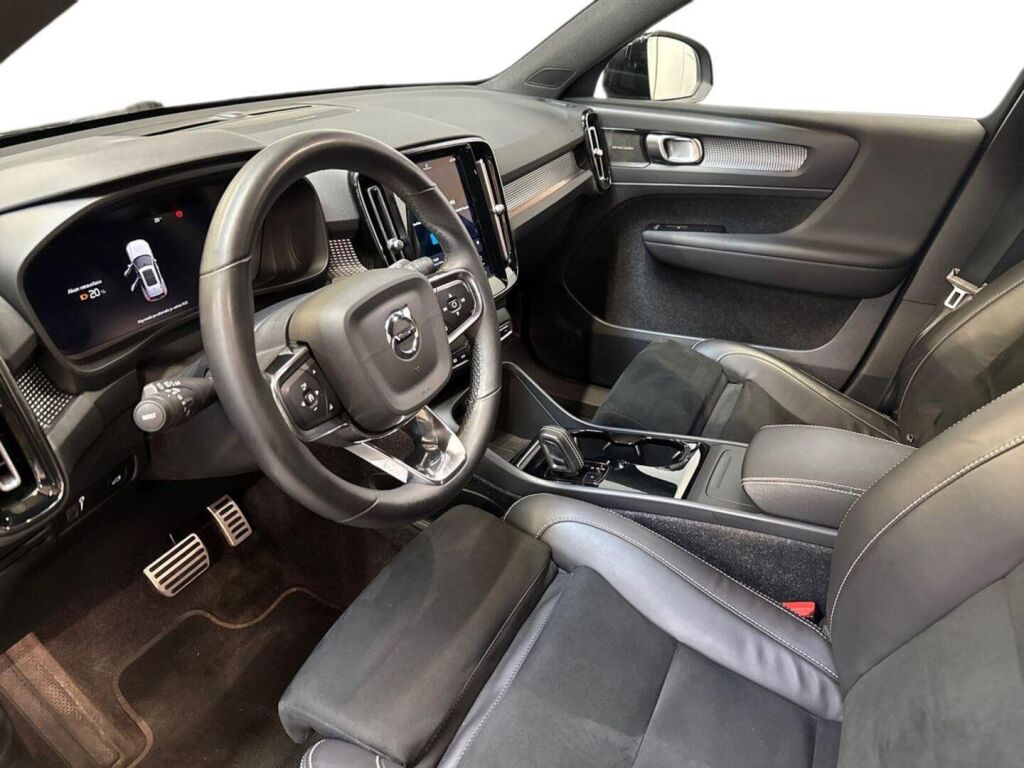 Volvo XC40 2022 Musta