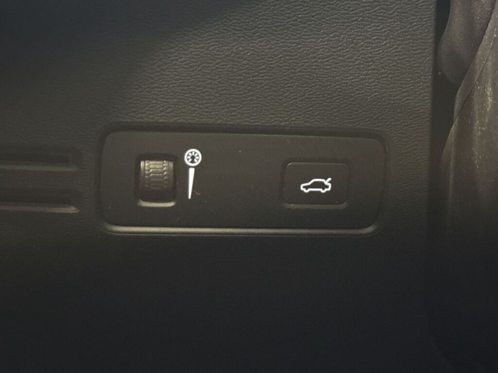 Volvo XC40 2022 Musta