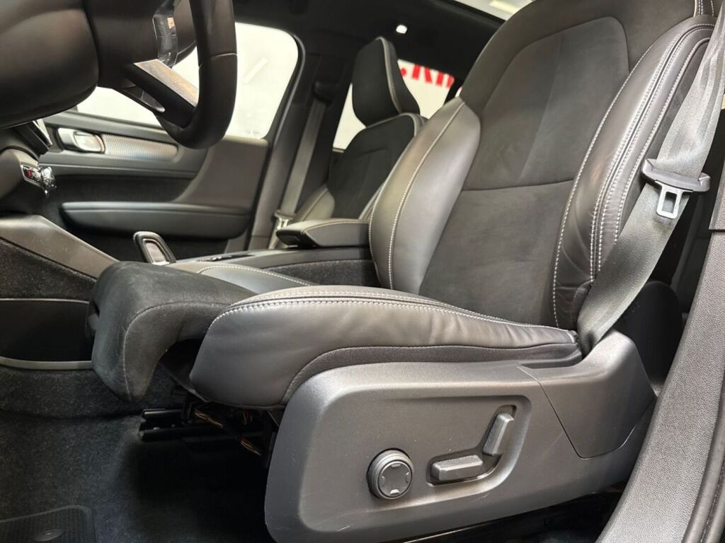 Volvo XC40 2022 Musta