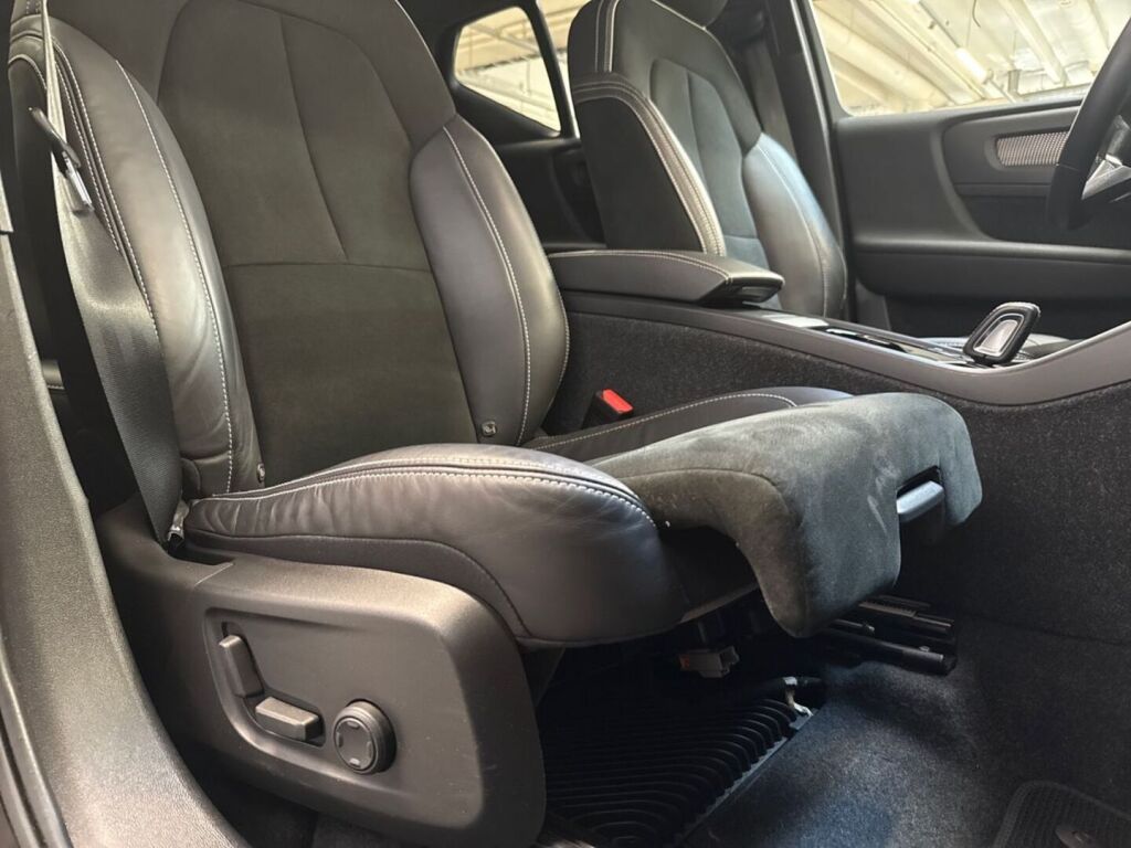 Volvo XC40 2022 Musta