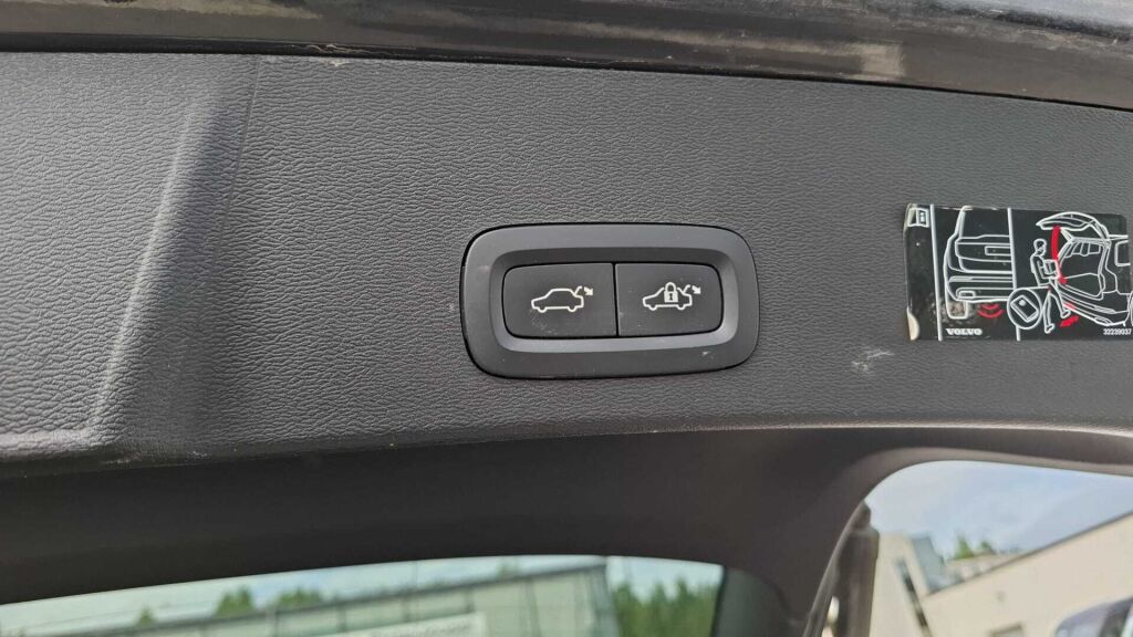 Volvo XC40 2022 Musta