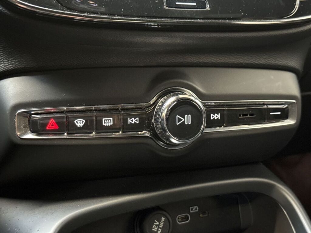 Volvo XC40 2022 Musta