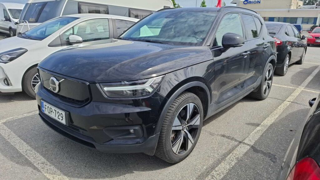 Volvo XC40 2022 Musta