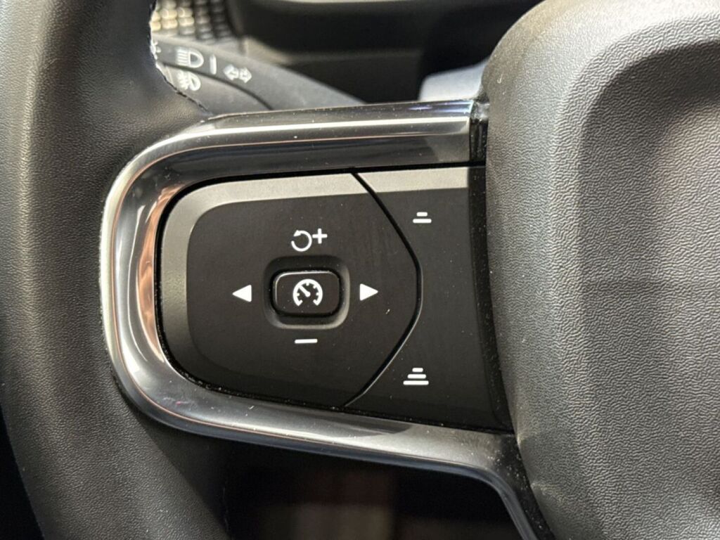 Volvo XC40 2022 Musta