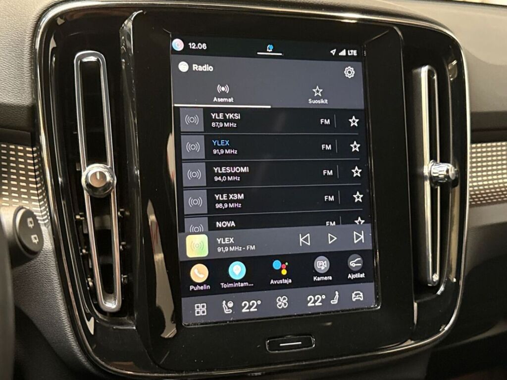 Volvo XC40 2022 Musta