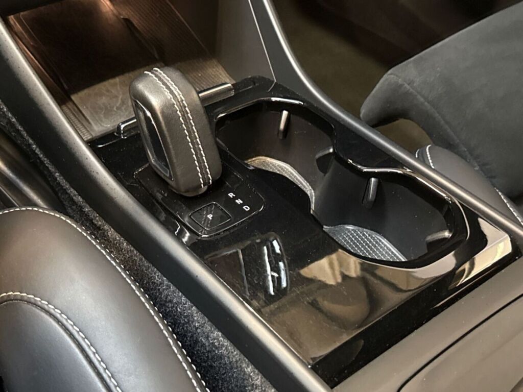 Volvo XC40 2022 Musta