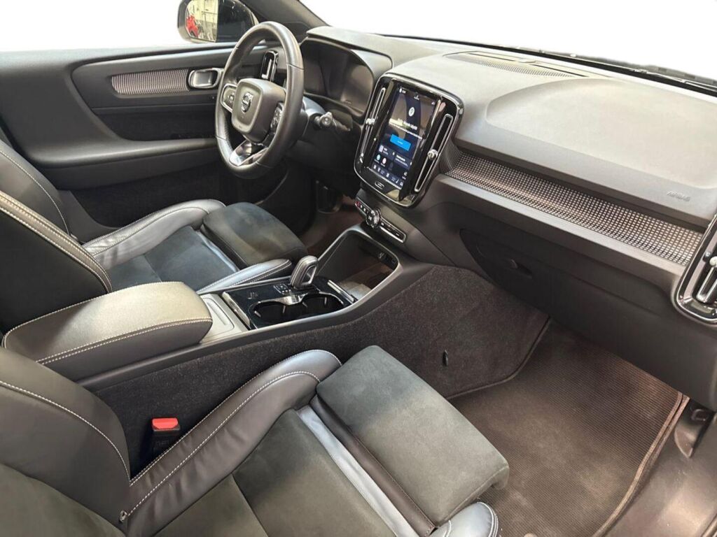 Volvo XC40 2022 Musta