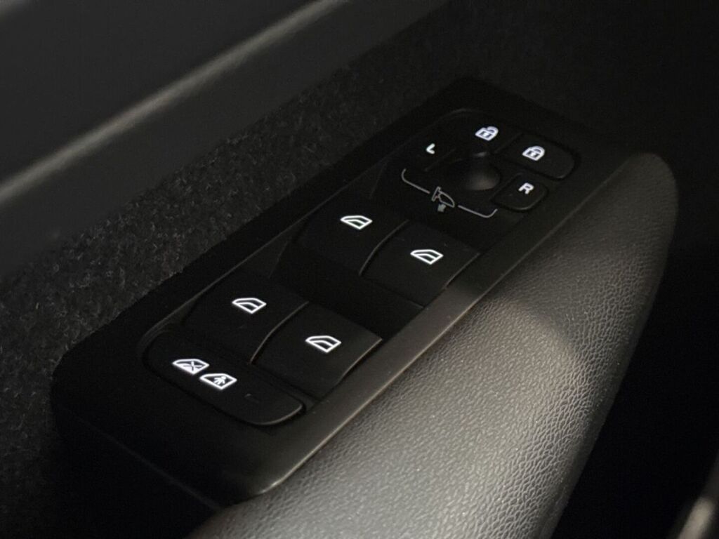 Volvo XC40 2022 Musta