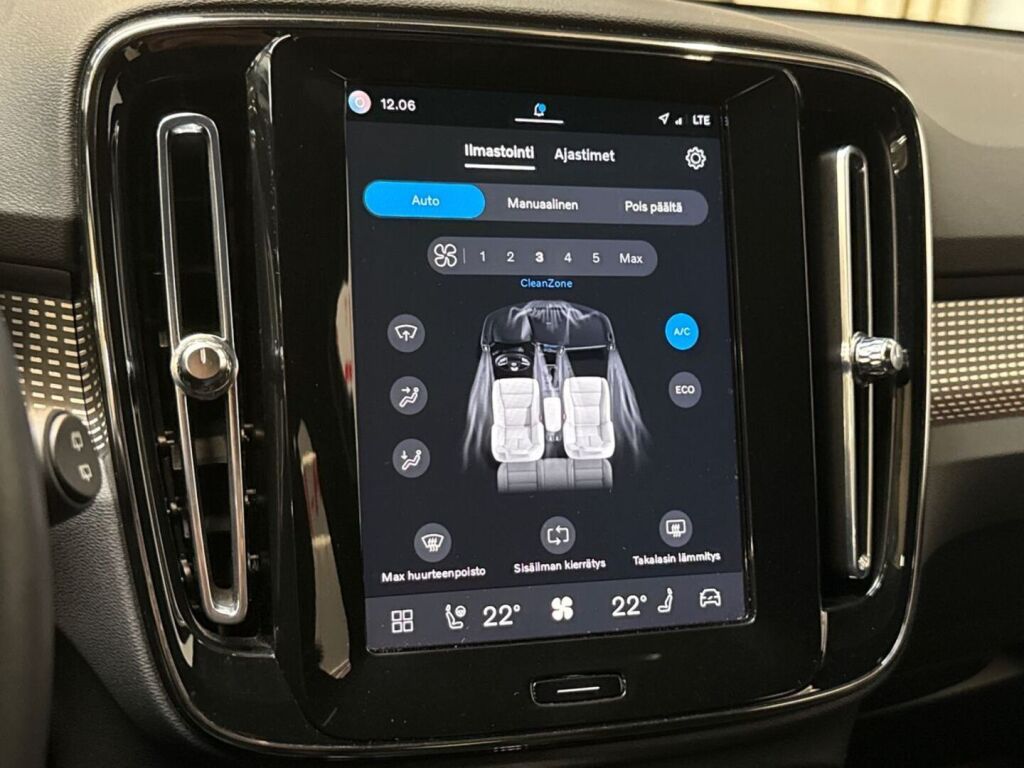 Volvo XC40 2022 Musta