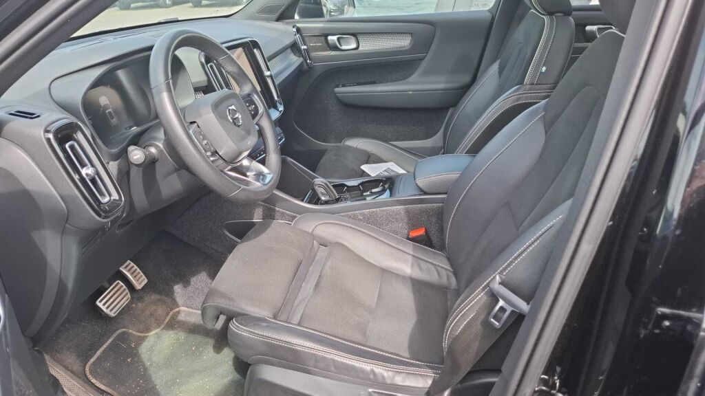 Volvo XC40 2022 Musta