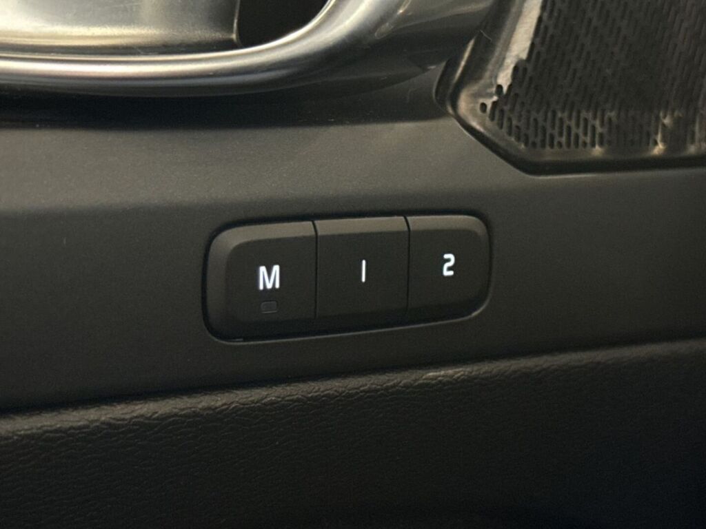 Volvo XC40 2022 Musta