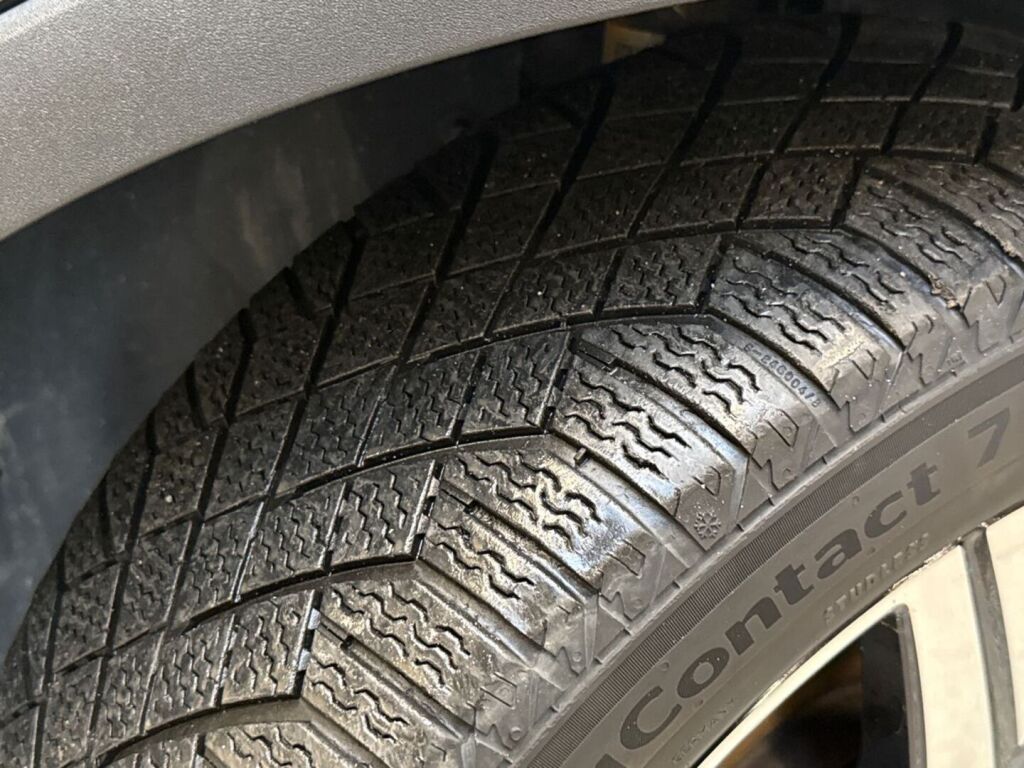 Volvo XC40 2022 Musta