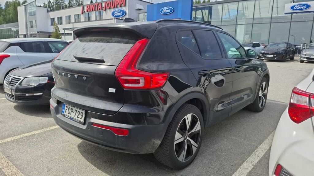 Volvo XC40 2022 Musta