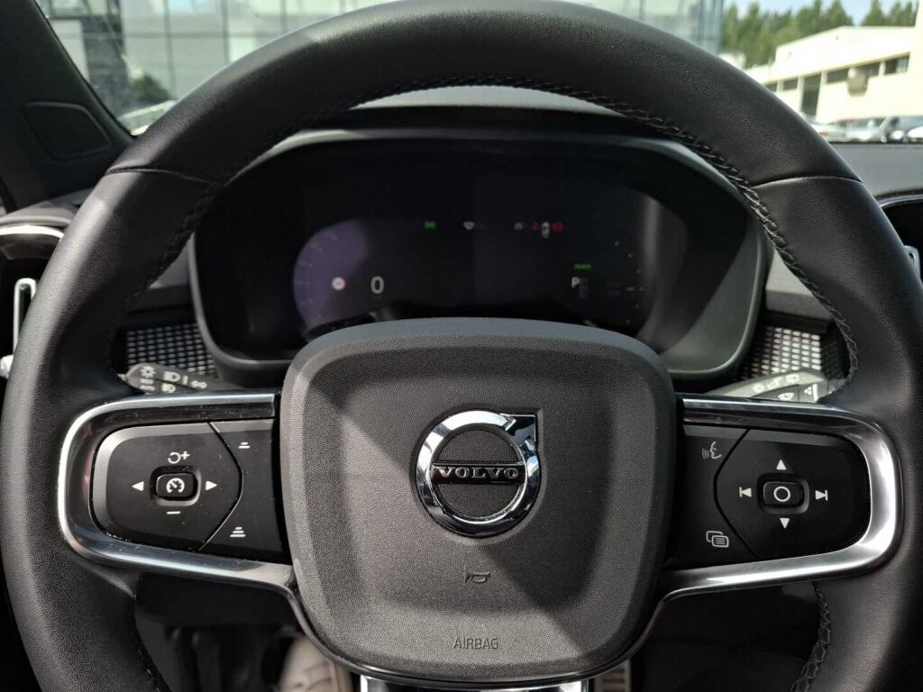 Volvo XC40 2022 Musta