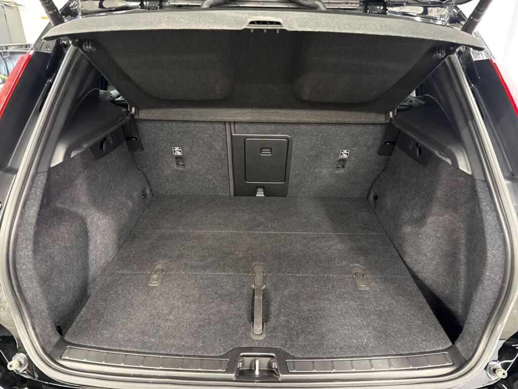 Volvo XC40 2022 Musta