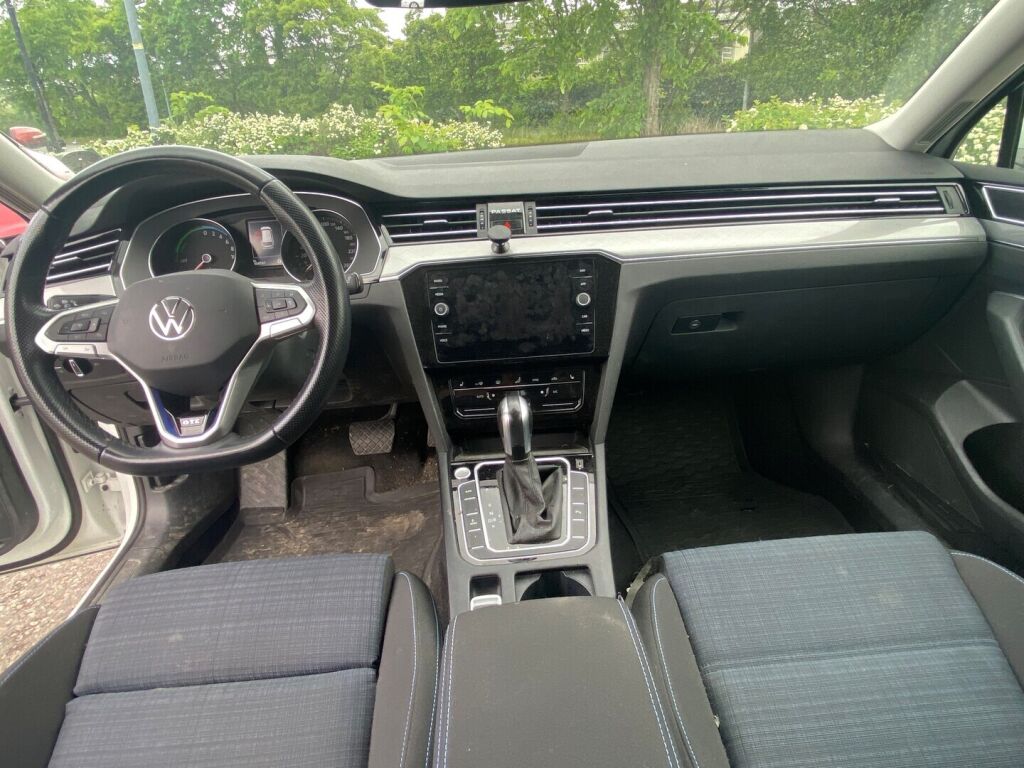 Volkswagen Passat 2021 Valkoinen