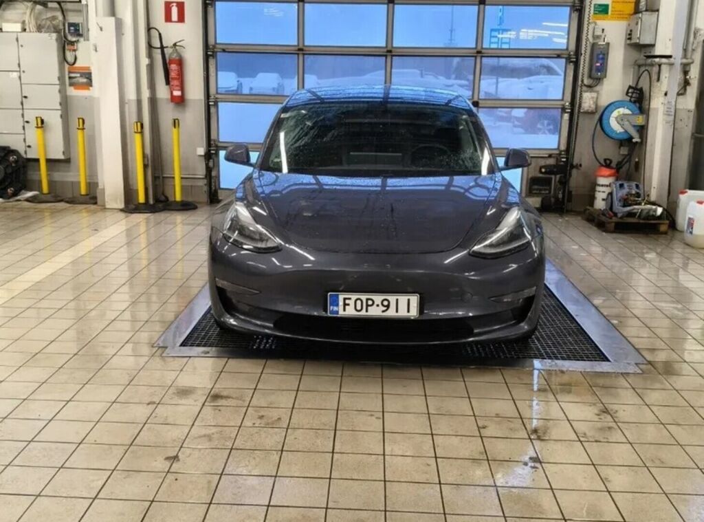 Tesla Model 3 2021 Harmaa