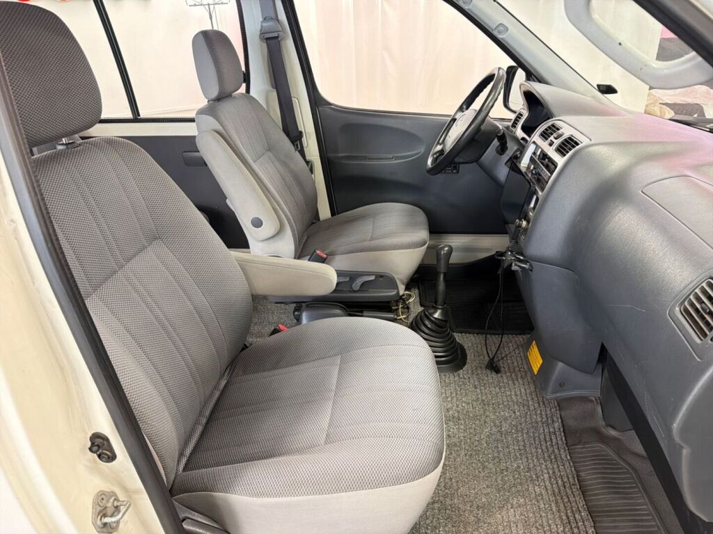 Toyota Hiace 2009 Valkoinen