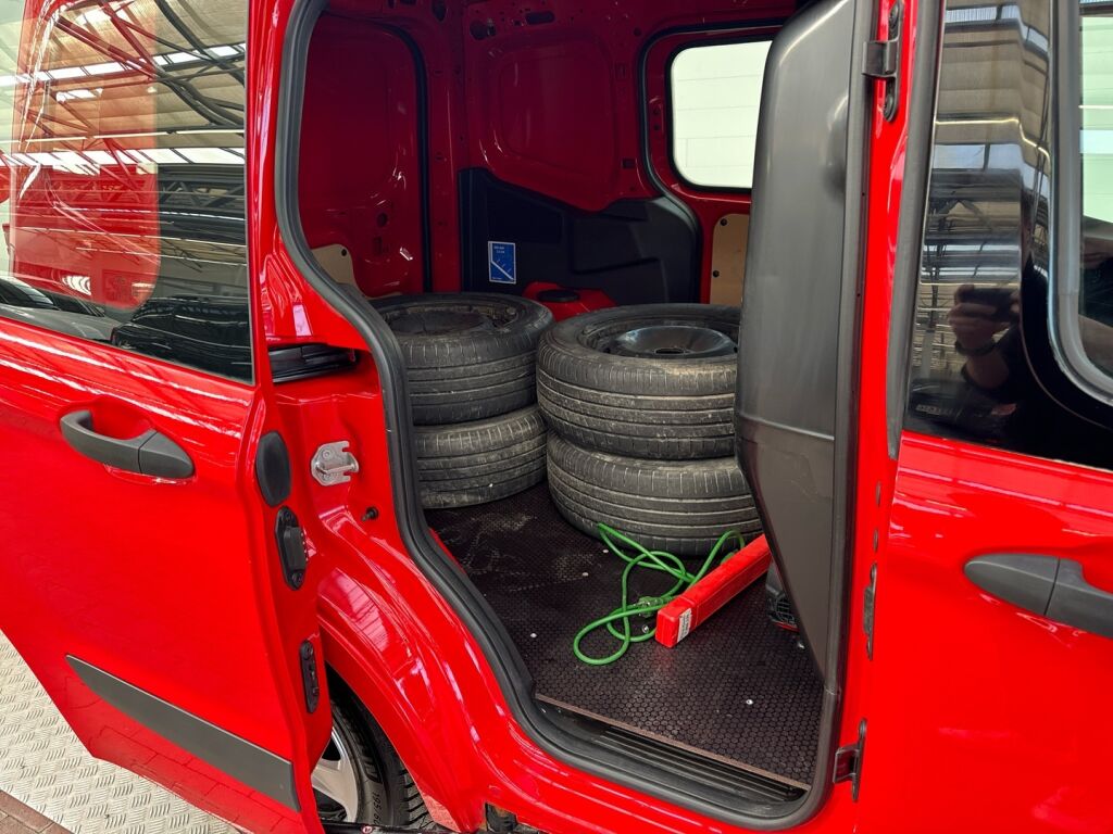 Ford Transit Courier 2021 Punainen