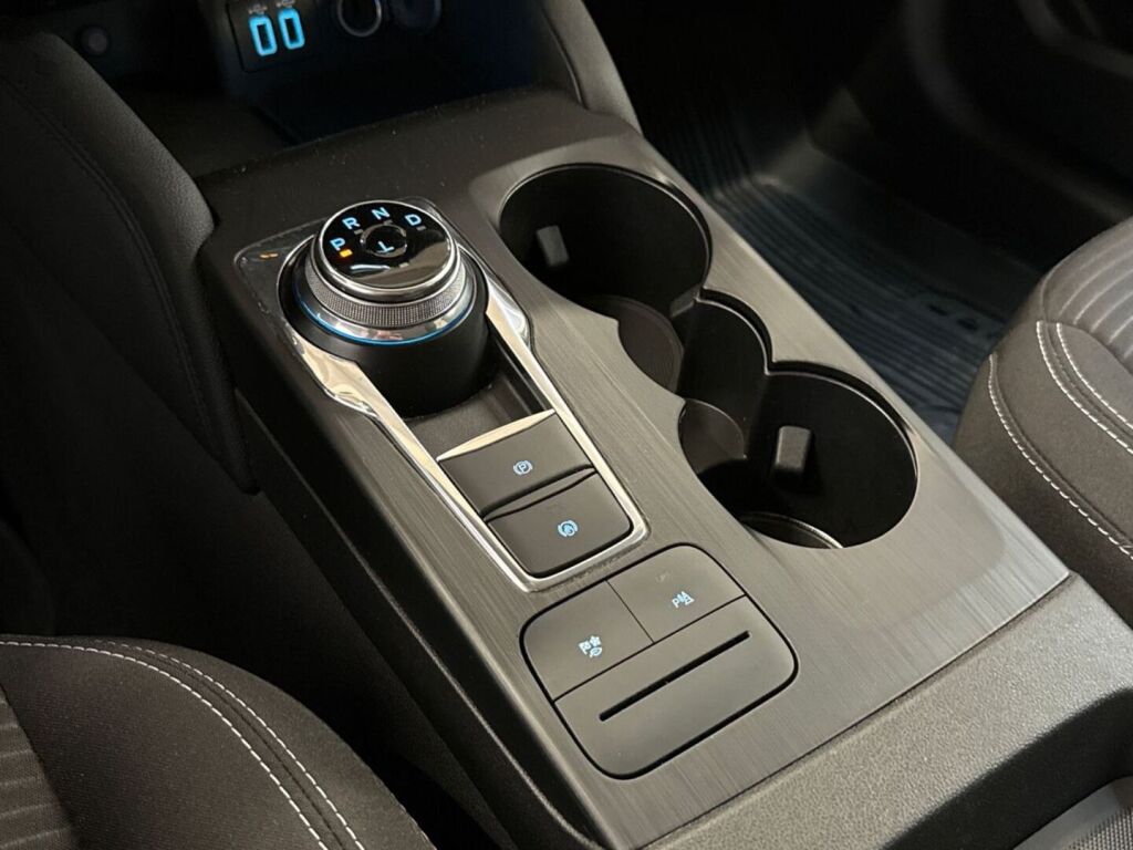 Ford Kuga 2022 Musta