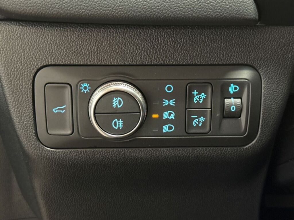 Ford Kuga 2022 Musta