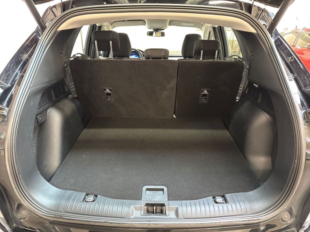 Ford Kuga 2022 Musta