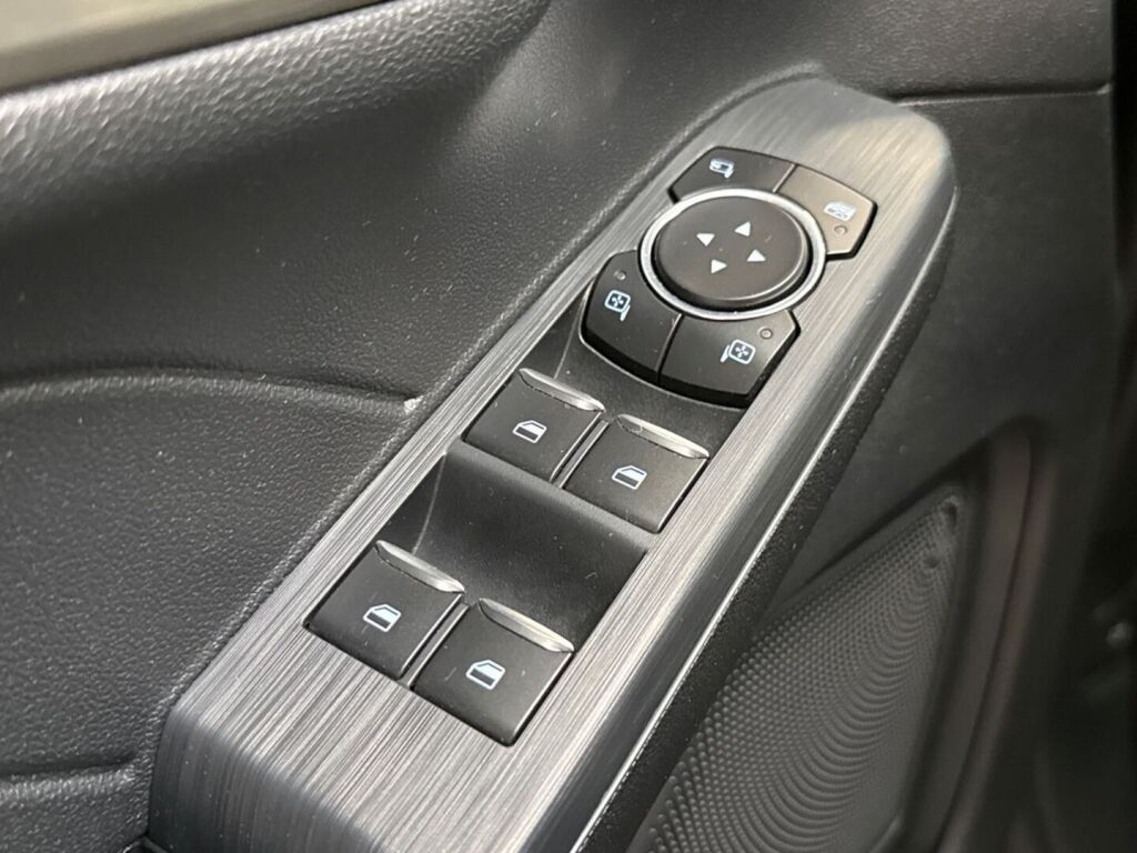 Ford Kuga 2022 Musta