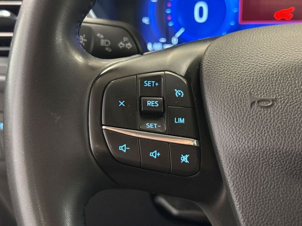 Ford Kuga 2022 Musta