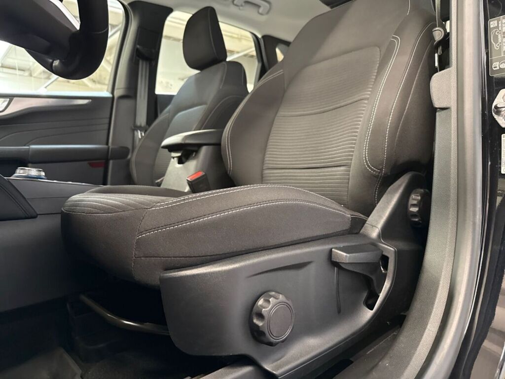 Ford Kuga 2022 Musta