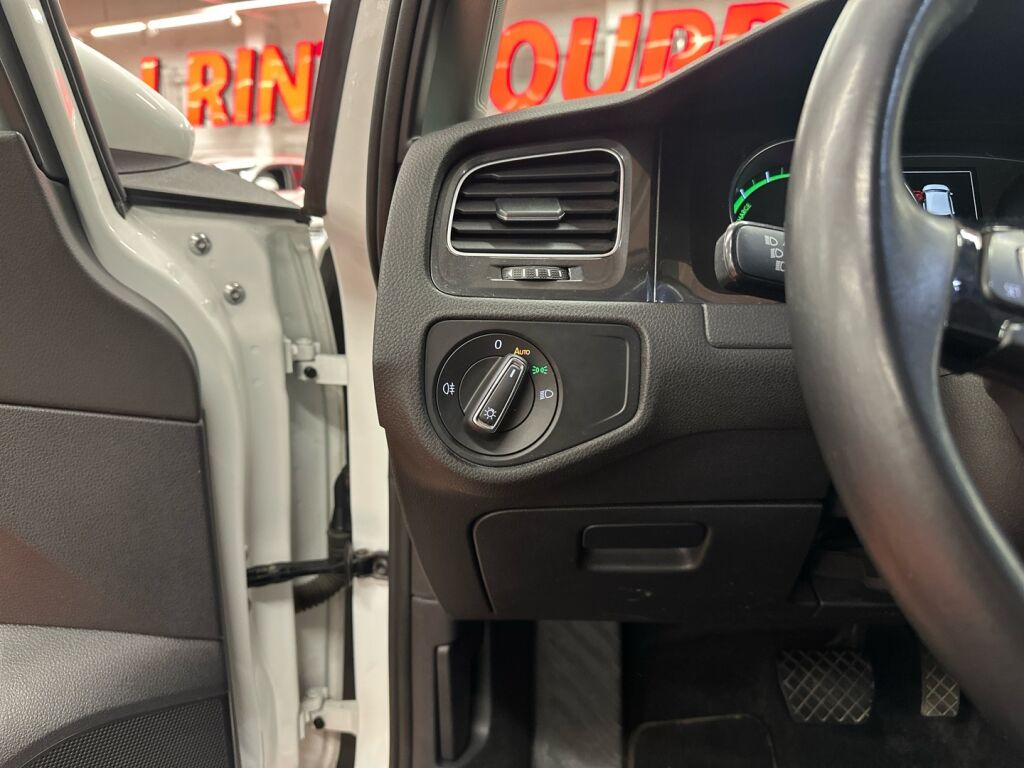 Volkswagen Golf 2017 Valkoinen