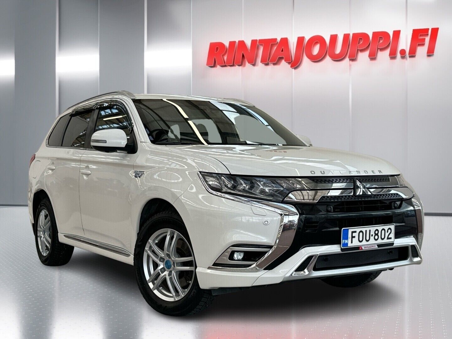 Valkoinen Mitsubishi Outlander PHEV