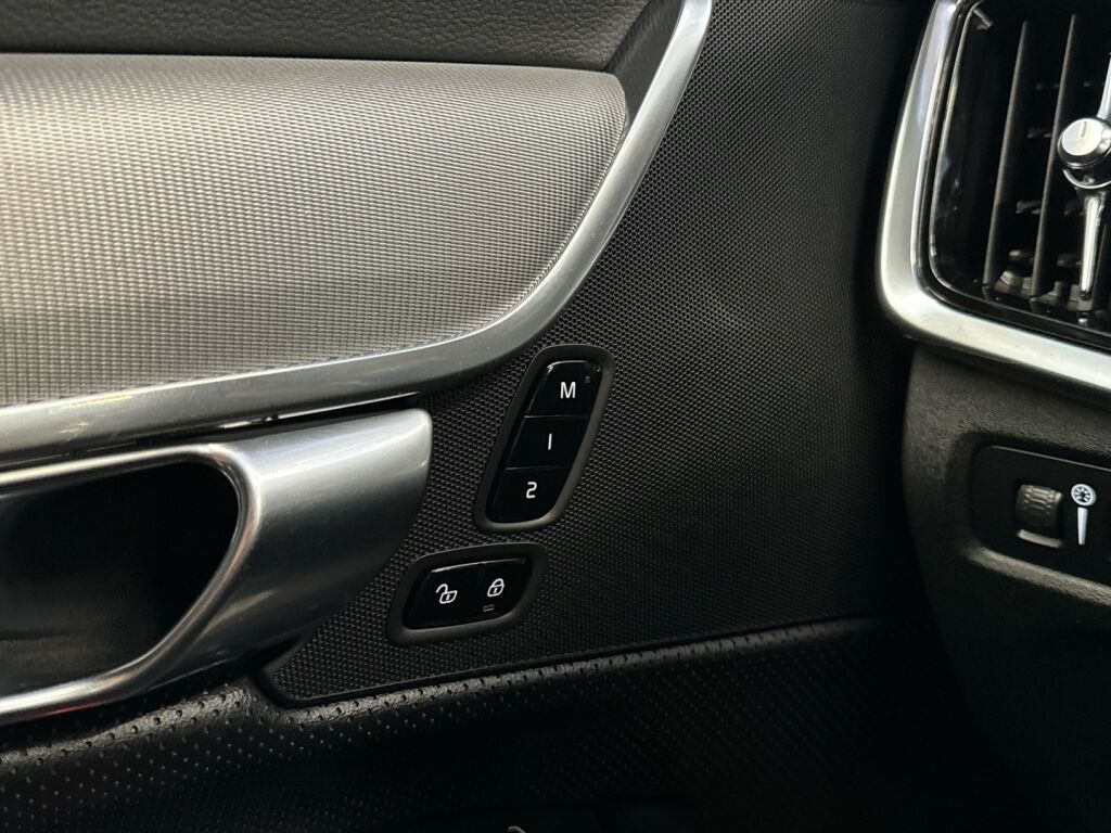 Volvo S90 2022 Musta