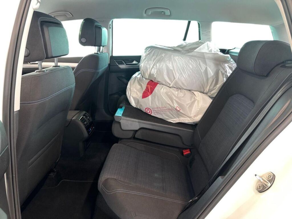 Volkswagen Passat 2021 Valkoinen