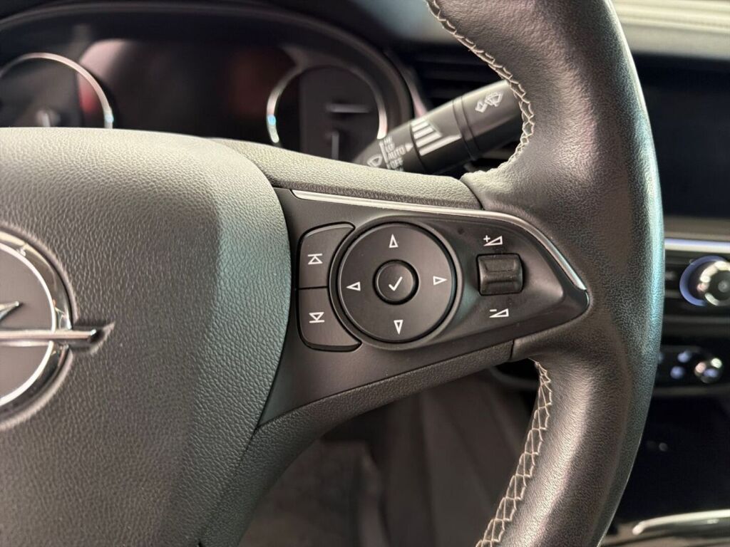 Opel Insignia 2022 Punainen
