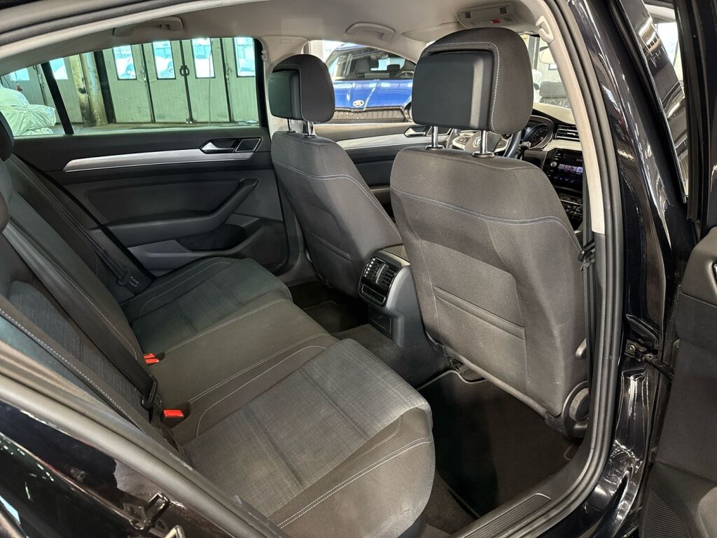 Volkswagen Passat 2022 Musta