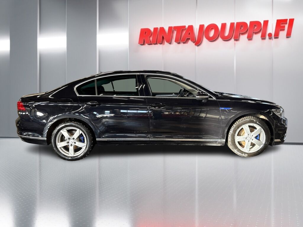 Volkswagen Passat 2022 Musta